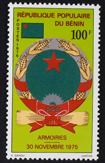 С 1975 по 1990 год герб Народной Республики Бенин сильно напоминал герб СССР
