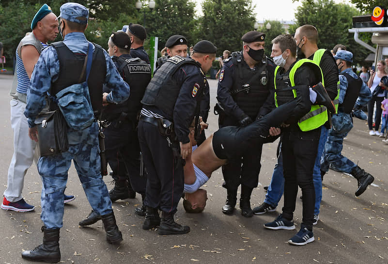 В Парке Горького не обошлось без драк в Москве — один из десантников устроил потасовку с сотрудником Росгвардии, после чего начались столкновения