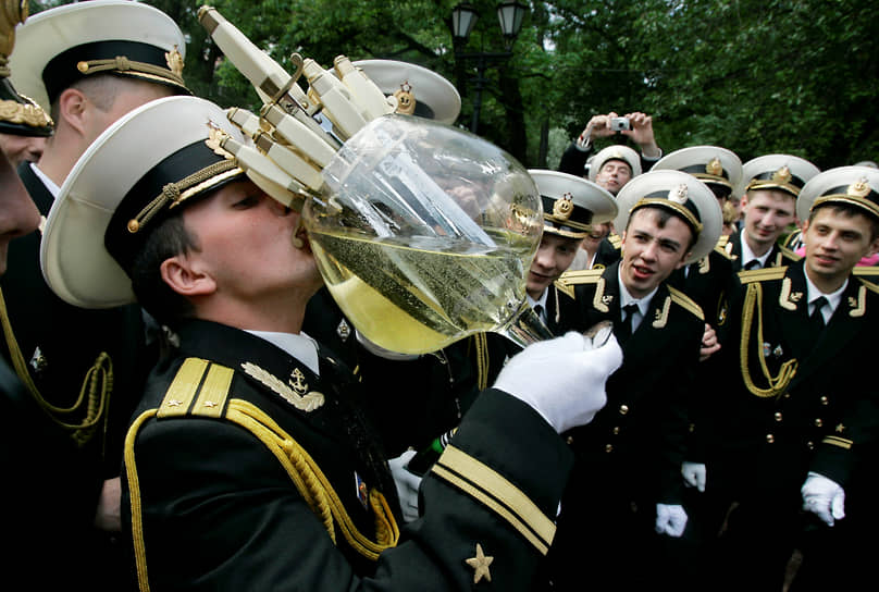 Огромный бокал с кортиками, подаренный в 2008 году выпускникам Санкт-Петербургского военно-морского института