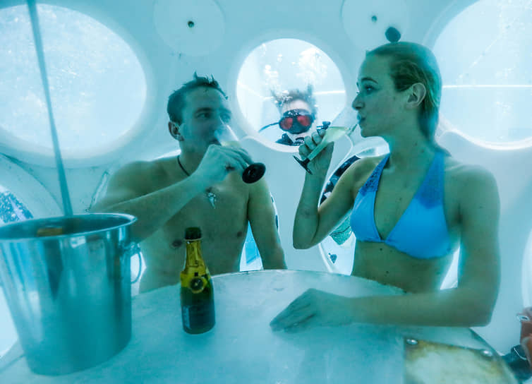 Бельгийцы пьют шампанское в подводном ресторане The Pearl на глубине 5 метров
