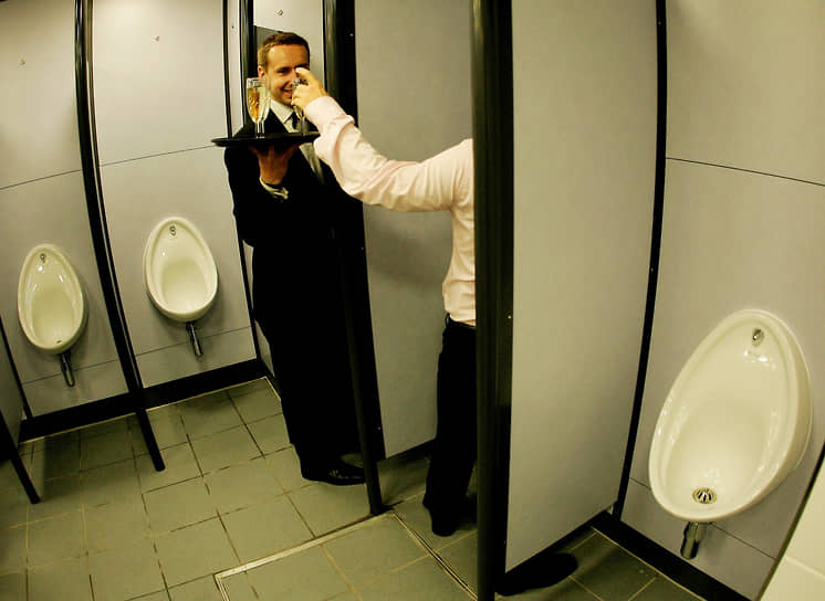 В 2005 году в Лондоне шампанское разливали даже посетителям туалетов, открывшихся после реконструкции