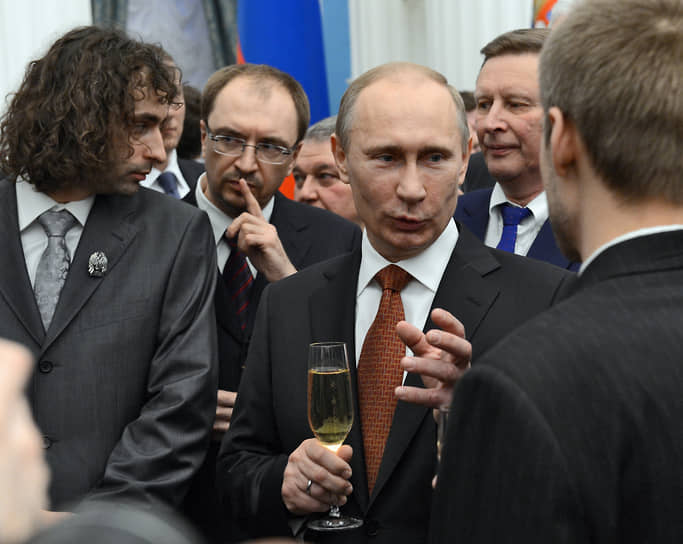 Без шампанского не обходятся торжественные приемы и вручения государственных наград в Кремле&lt;br>
На фото: президент РФ Владимир Путин, 2013 год