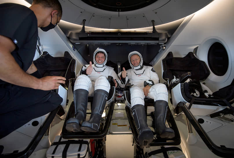 Пенсакола, США. Астронавты Роберт Бенкен и Дуглас Херли (справа) после возвращения на Землю космического корабля Crew Dragon