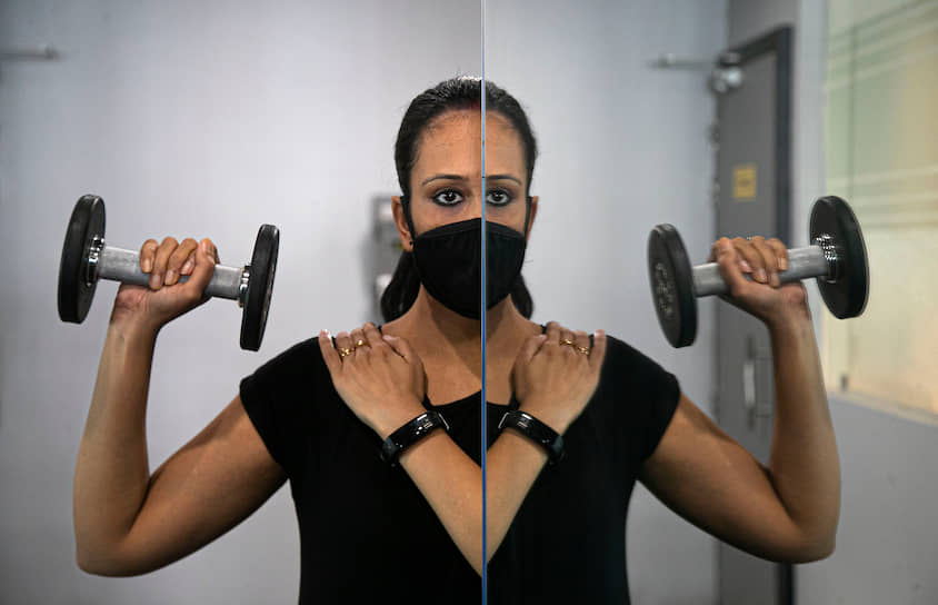 Гувахати, Индия. Женщина тренируется в спортзале