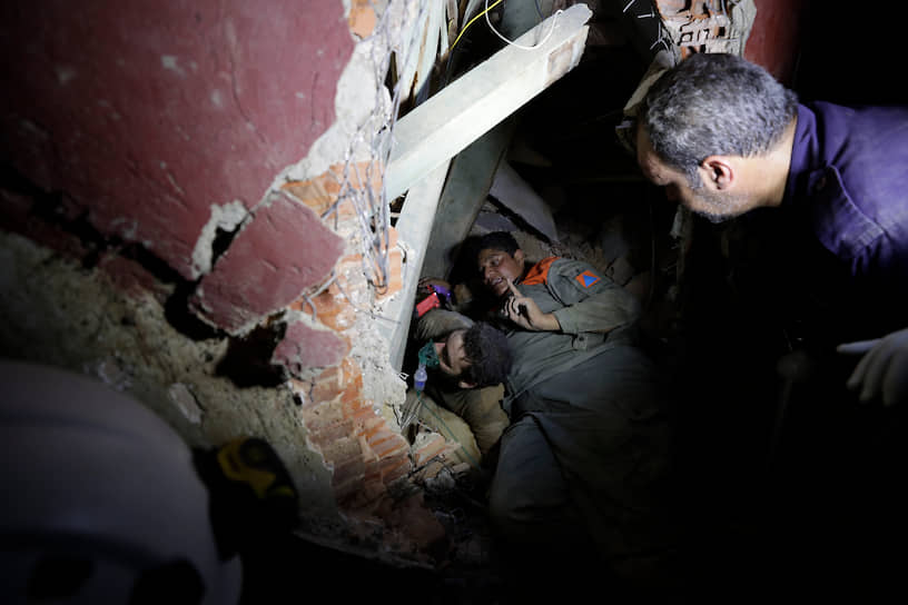 Бейрут, Ливан. Солдаты ищут выживших после взрывов в порту