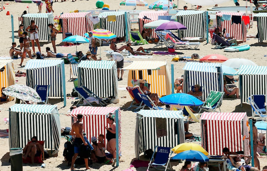 Сен-Жан-де-Люз, Франция. Люди отдыхают на пляже
