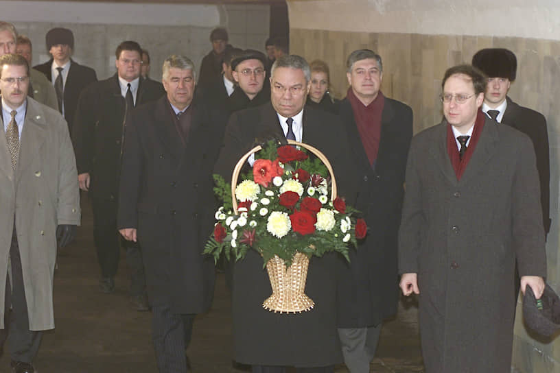 В 2001 году во время визита в Россию Госсекретарь США Колин Пауэлл (в центре) почтил память жертв и возложил цветы к памятному знаку на месте взрыва