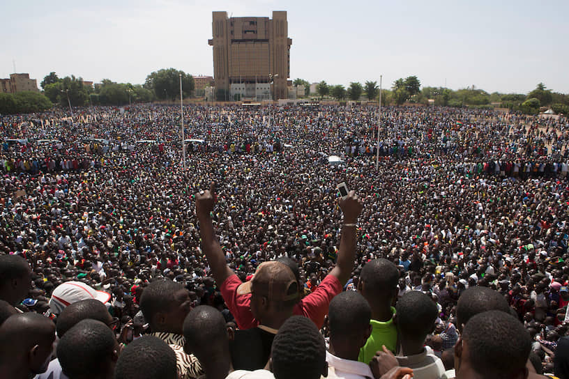 Демонстрация на центральной площади Уагадугу 31 октября 2014 года, на следующий день после штурма парламента. В этот день Блез Компаоре объявил о своей отставке с поста президента страны