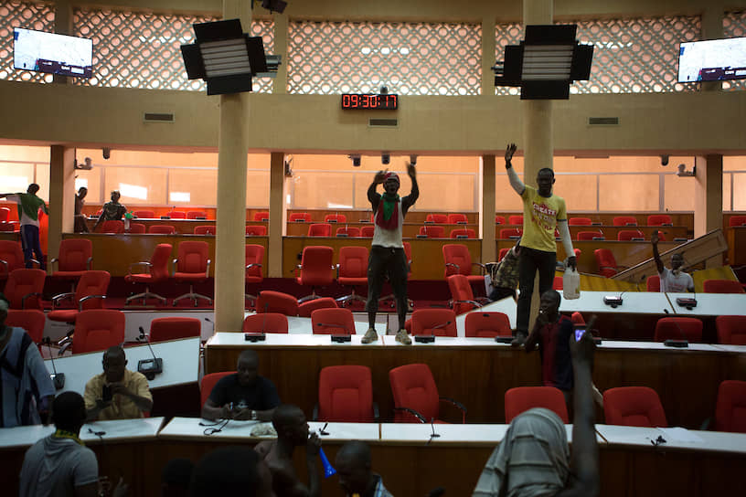 Участники антиправительственной демонстрации взяли штурмом парламент Буркина-Фасо 30 октября 2014 года. На этот день было запланировано обсуждение парламентариями вопроса о предоставлении Блезу Компаоре права баллотироваться в президенты в пятый раз