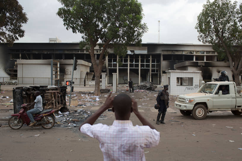 Здание парламента Буркина-Фасо после штурма