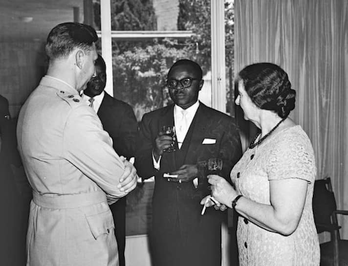В апреле 1961 года Морис Ямеого стал первым главой африканского государства, посетившим с официальным визитом Израиль. В Иерусалиме был подписан договор о дружбе и сотрудничестве между двумя странами (на фото справа — министр иностранных дел Израиля Голда Меир)