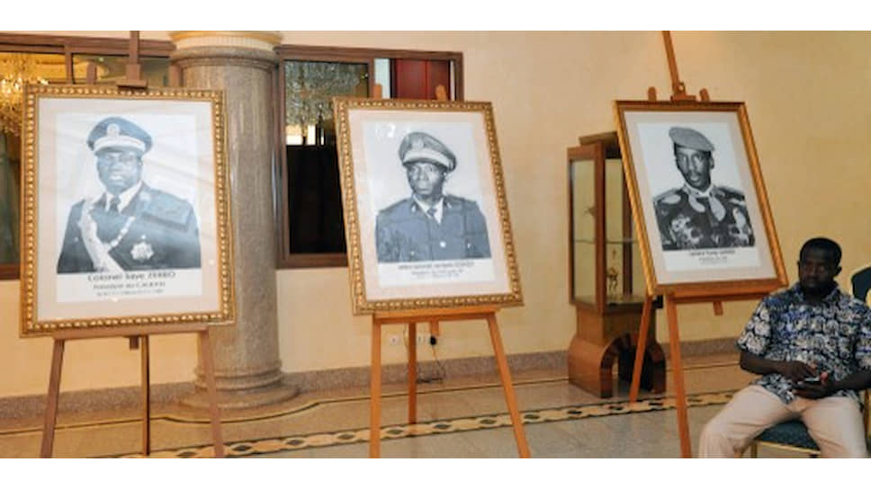 В начале 1980-х руководители Верхней Вольты сменяли друг друга силовым путем. На портретах (слева направо) — полковник Сеи Зербо, майор Жан-Батист Уэдраого, капитан Томас Санкара