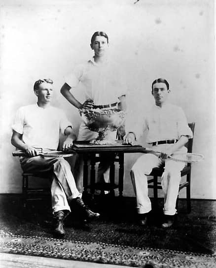 В 1899 году четыре студента Гарвардского университета предложили провести турнир по теннису среди национальных команд. Одним из них был Дуайт Дэвис (в центре), который разработал сетку соревнований и за собственные средства купил награду для чемпиона — серебряный кубок весом 6,2 кг, 45,7 см в ширину и 33 см в высоту стоимостью $750