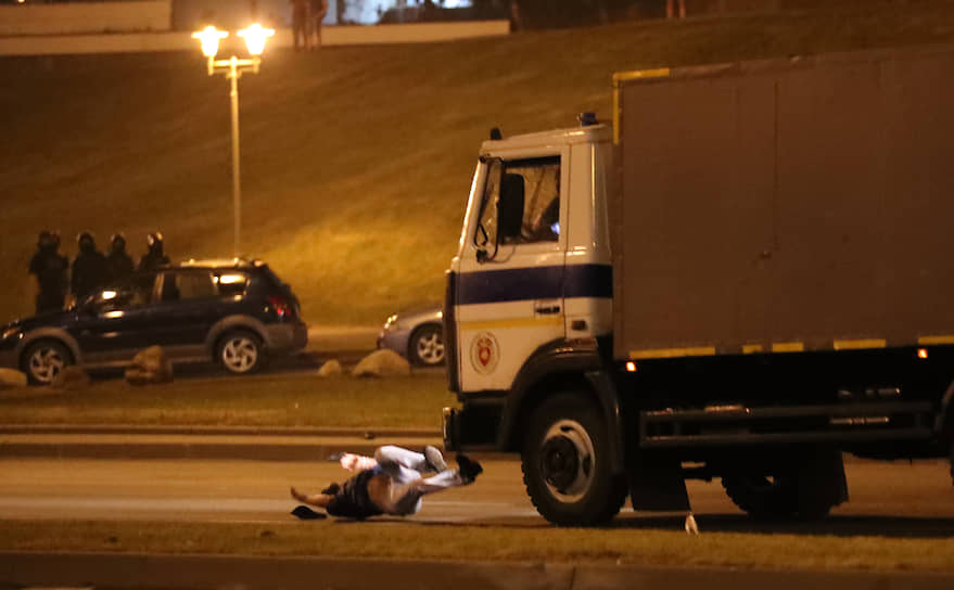 Один из протестующих в Минске залез на грузовик силовиков. Но не удержался на нем и упал, чуть не попав под колеса