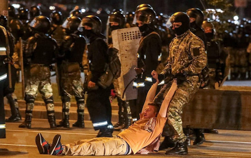 К полуночи в Минске протестующие построили баррикады из мусорных баков, силовики начали задержания
&lt;br>На фото: момент задержания журналиста Семена Пегова
