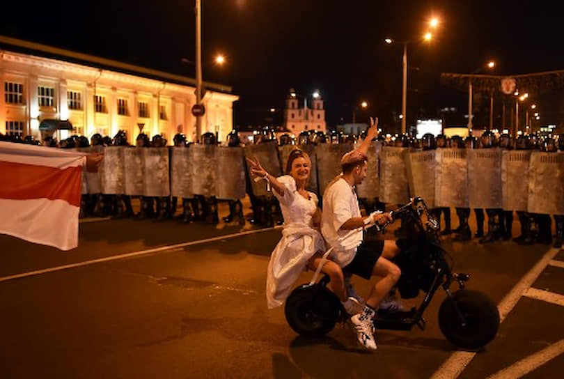 После разгона протестующих с площади люди стали выходить на улицы в разных районах Минска