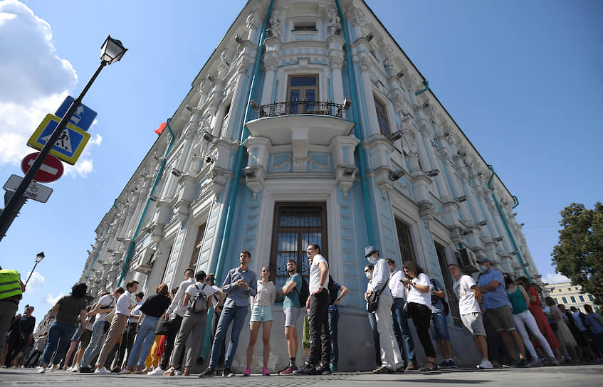 Очередь у посольства Белоруссии в Москве растянулась почти на километр
