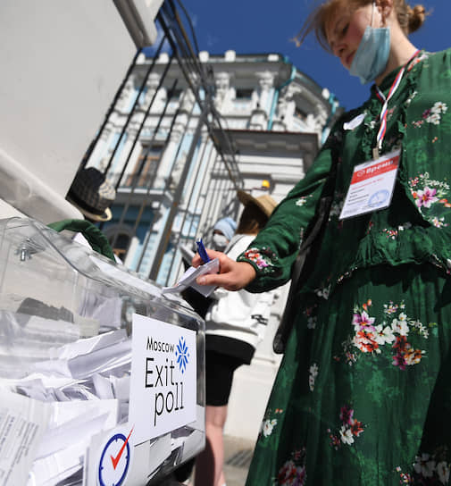 Урна для получения предварительных результатов голосования и контроля подсчета голосов у здания посольства Белоруссии в России