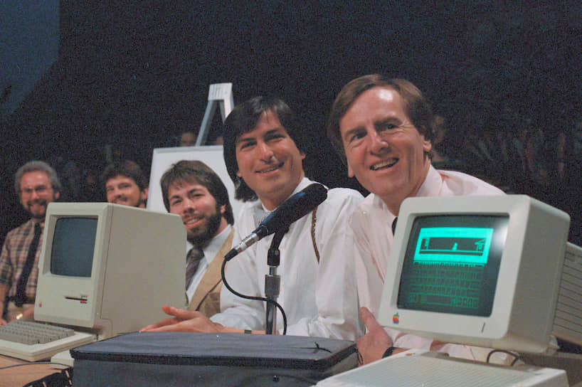 Компания под названием Apple Computer была зарегистрирована 1 апреля 1976 года. В том же году был выпущен первый компьютер, а в 1977 году разработана вторая модель — Apple II, завоевавшая невероятную популярность: всего было произведено более 5 млн экземпляров компьютера