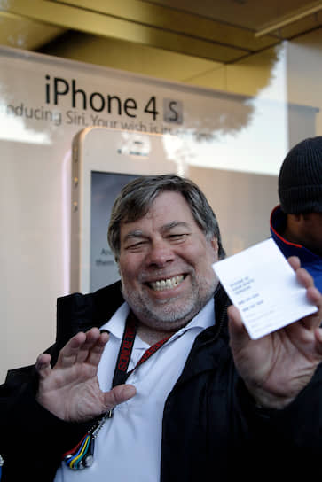 В одном из интервью Стив Возняк признался, что не раз стоял всю ночь в очереди в ожидании старта продаж новых iPhone, а также других продуктов компании Apple
&lt;br>На фото: Стив Возняк перед покупкой iPhone 4S