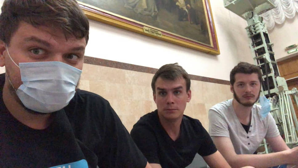 Корреспонденты телеканала «Дождь» Владимир Роменский (в центре) и Василий Полонский (слева) и оператор телеканала «Дождь» Николай Антипов — были задержаны днем 9 августа, тогда же в их съемной квартире провели обыск. Утром 10 августа вернулись в Россию. Журналистам на пять лет запретили въезжать на территорию Белоруссии 