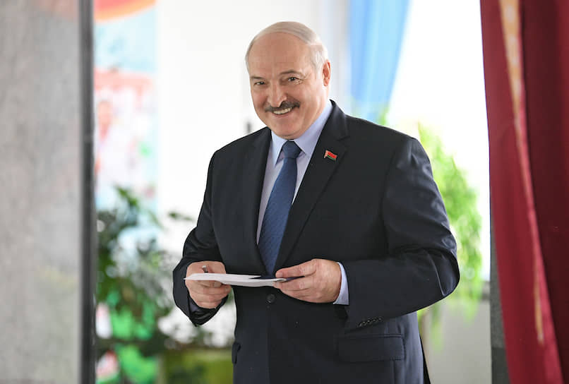 &lt;b>Александр Лукашенко, действующий президент Белоруссии&lt;/b>&lt;br>
По данным ЦИК, на выборах 9 августа 2020 года набрал 80,23% голосов. Обвинения в фальсификации выборов отрицает. Протестующих называл людьми с «криминальным прошлым», «безработными» и протестующих «овцами, которыми управляют из-за границы»

