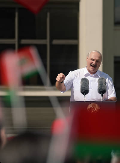 Президент Белоруссии Александр Лукашенко выступает на митинге в его поддержку