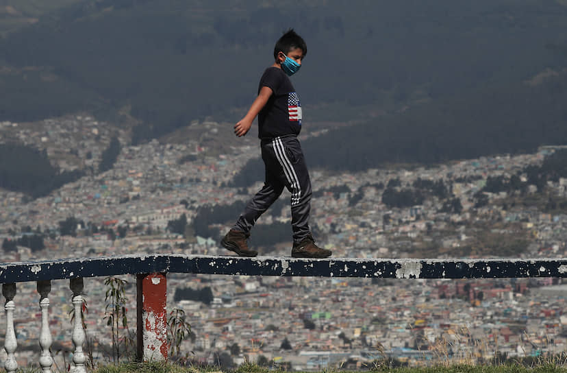 Кито, Эквадор. Мальчик идет по перилам 