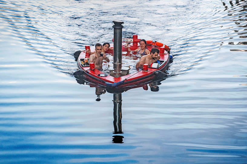 Лондон, Великобритания. Люди плавают по Темзе на лодке-джакузи