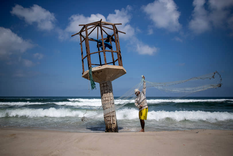 Газа, Палестина. Рыбак чистит сеть