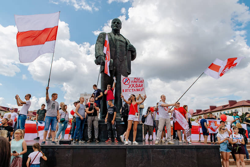 Участники акции на площади Ленина 