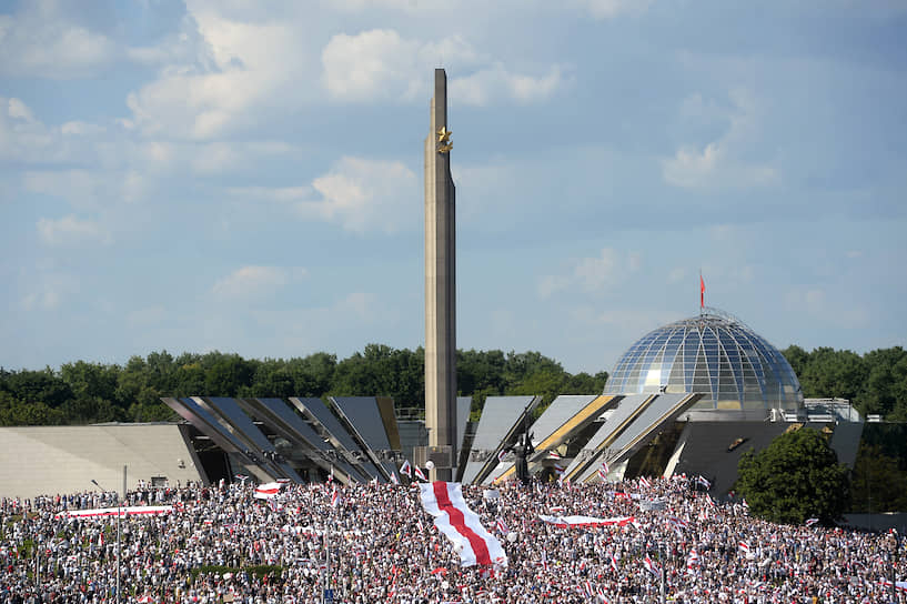 Митинг с требованием отставки Александра Лукашенко возле обелиска «Минск — город-герой»