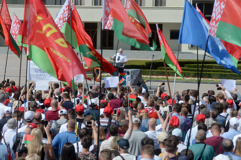 Президент Белоруссии Александр Лукашенко на митинге 