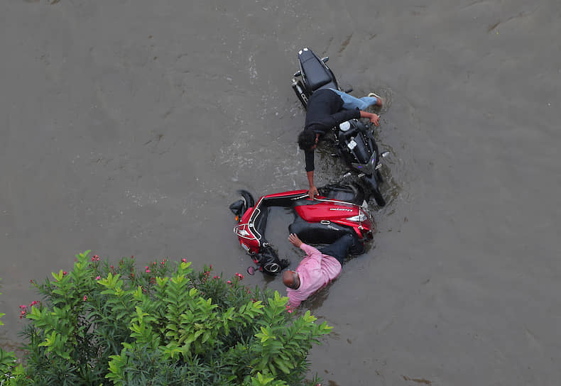 Хайдарабад, Индия. Затопленная после дождей улица