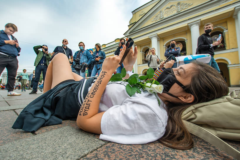 Санкт-Петербург, Россия. Акция солидарности с протестующими Хабаровска, Куштау и Белоруссии возле Гостиного двора