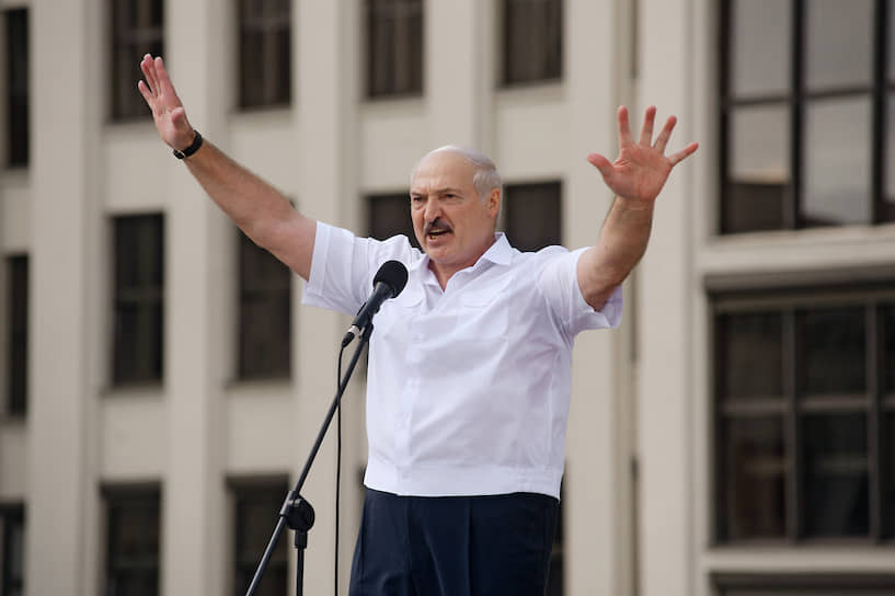 Минск. Президент Белоруссии Александр Лукашенко обращается к собравшимся на митинге в его поддержку