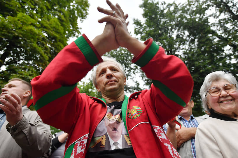 Участники акции в поддержку президента Белоруссии Александра Лукашенко 