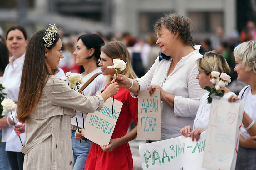 Женщины традиционно держали в руках цветы, протестуя против насилия 