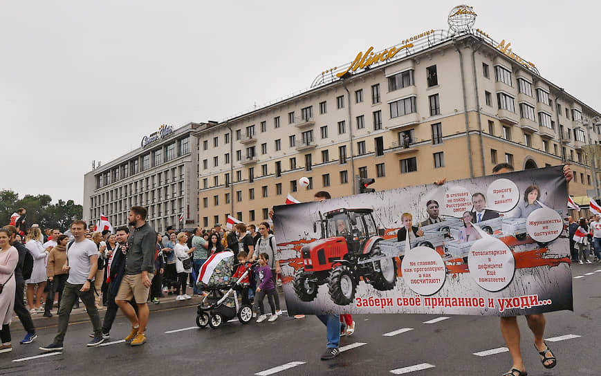 Участники марша протеста в Минске направляются к резиденции Александра Лукашенко