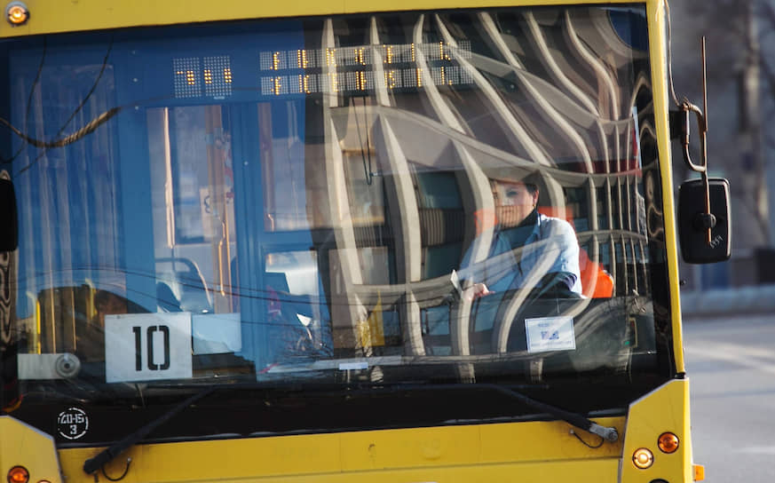 В 1990-х – 2000-х годах некоторые троллейбусные линии в центре закрылись. Так, были сняты с эксплуатации линии на Манежной улице, на Пушечной улице, на Кузнецком мосту, на Неглинной улице. Опережающее по сравнению с ростом пропускной способности улиц увеличение количества автотранспорта усложняло работу всех видов общественного транспорта, в том числе троллейбусов