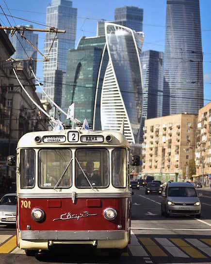 В 2010 году, практически сразу после вступления Сергея Собянина в должность мэра Москвы, появились упоминания о планах закрытия троллейбусной системы. В 2018 году в столице были запущены первые два электробуса. Они начали ходить по 73-му троллейбусному маршруту