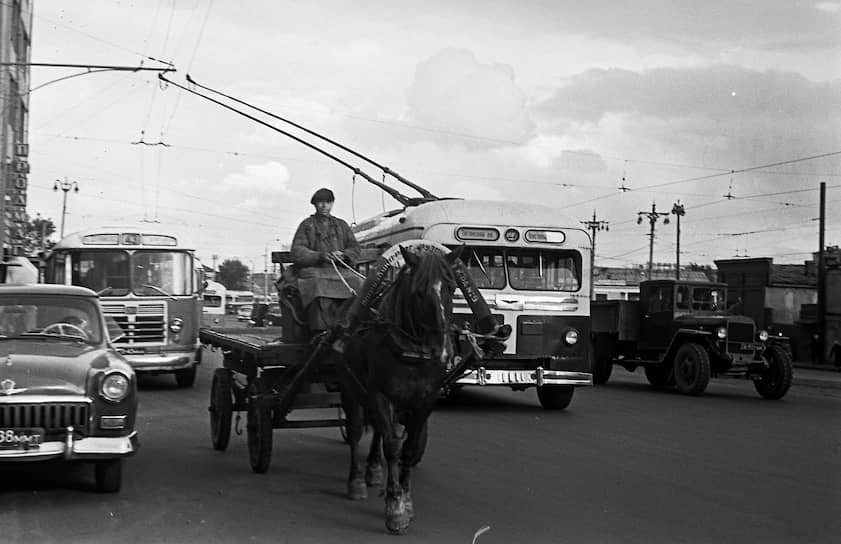 Десятки московских троллейбусов отправляли в тыл. Многие из них затем распределили по другим городам, где в годы войны открыли троллейбусное движение