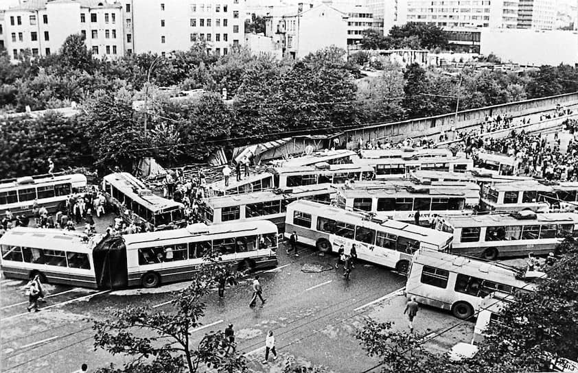 В 1991 году троллейбусы сыграли свою роль во время августовского путча. Люди перегородили ими проезжую часть, чтобы преградить путь танкам