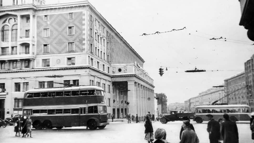 В начале 1941 года в Москве работало три троллейбусных парка, которые обслуживали 17 маршрутов. Кроме того, в начале войны в Москве работало 113 грузовых веток. К концу войны их общая протяженность составила 41,2 километра На фото: площадь Маяковского в годы войны