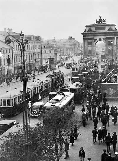 В январе 1934 года первую линию продлили до площади Революции, в конце того же года была открыта вторая линия — по Арбату
На фото: троллейбусы у Триумфальной арки возле Белорусского вокзала, которая позже была снесена