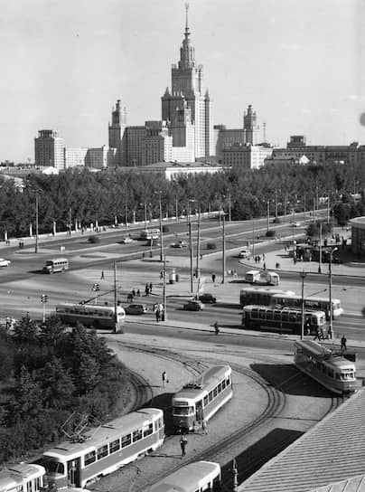 В отличие от других стран, где от троллейбусов начали отказываться в 1950-1960-х годах и заменять их на автобусы, в СССР этот вид транспорта активно развивался до конца 1980-х
