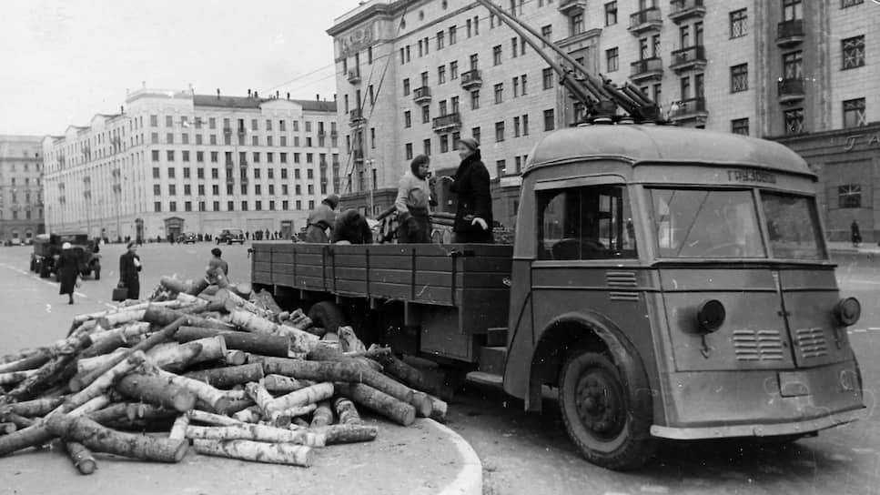 К началу Великой Отечественной войны в 1941 году Москва по численности троллейбусов (599 единиц) занимала второе место в мире после Лондона (1820 единиц) На фото: женщины разгружают дрова на улице Горького, 1941 год