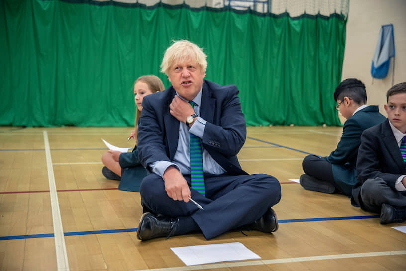 Колвилл, Великобритания. Премьер-министр Борис Джонсон с учениками школы, где возобновились занятия 