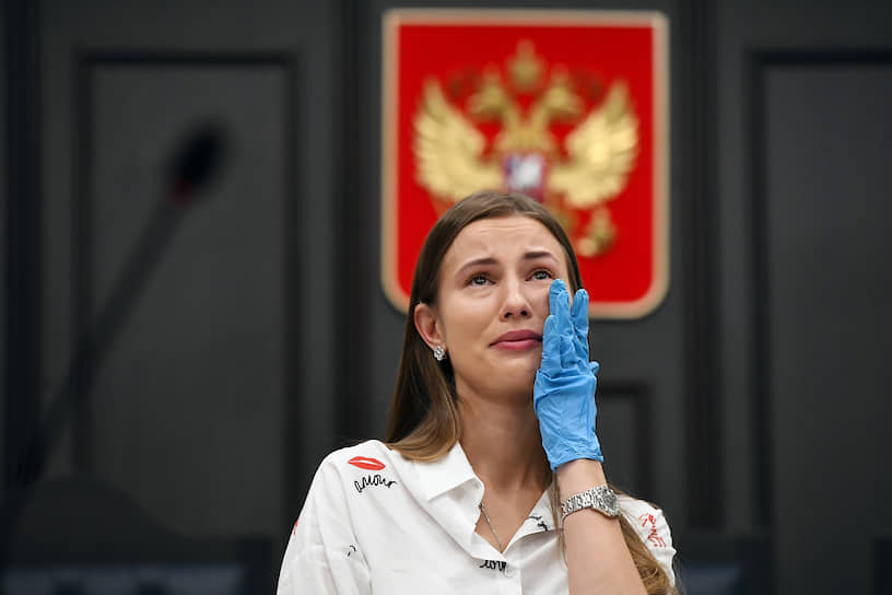 11 августа. Москва. Супруга экс-министра Открытого правительства России Михаила Абызова Валентина Григорьева во время рассмотрения жалобы на продление его ареста
