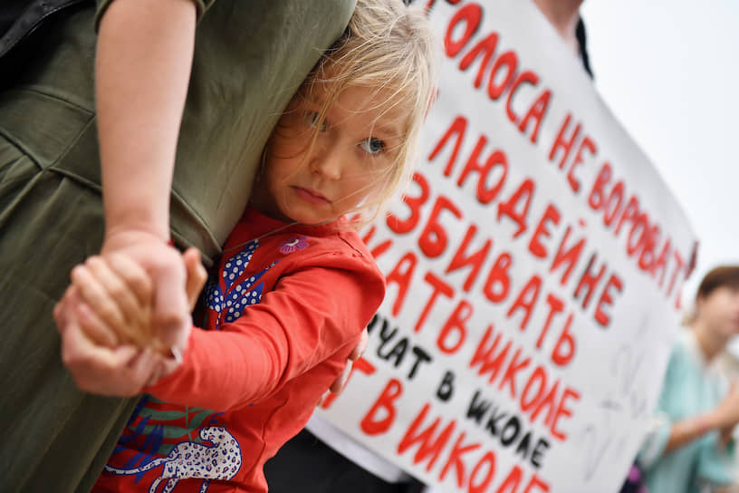 25 августа. Минск. Акция протеста учителей у здания министерства образования Белоруссии в ответ на заявление президента страны о необходимости уволить педагогов, поддерживающих оппозицию